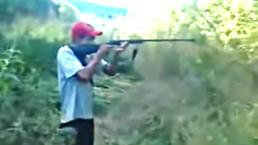 Le explota escopeta en sus manos | VIDEO