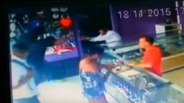 Guardia de seguridad frustra asalto en joyería | VIDEO