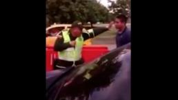 Poli utiliza técnica de 'Kung Fu' para detener a conductor | VIDEO