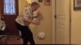 Abuela de 90 años impacta con su dominio de balón | VIDEO