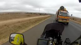 Turista casi se estrella con auto en Kenia | VIDEO