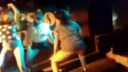 Mujer se desnuda por una cerveza | VIDEO