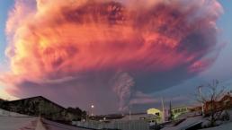 Aparece OVNI en erupción de volcán en Chile | VIDEO