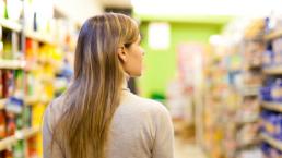 Mujer desnuda es ignorada por completo en un supermercado | VIDEO