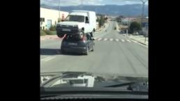 ¡Impactante! Conductor subió furgoneta a su auto | VIDEO